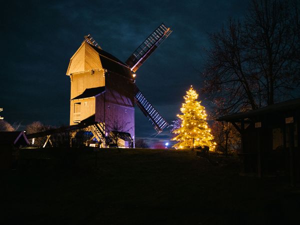 Bockwindmühle in der Altstadt Werder (Havel) bei Nacht