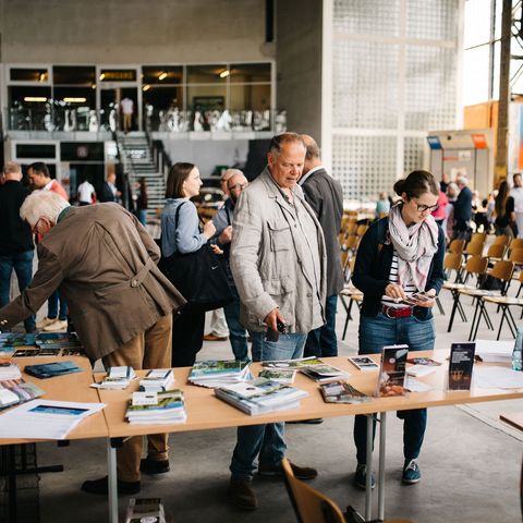 Tourismustag Havelland 2022 - Gäste an der Prospektauslage