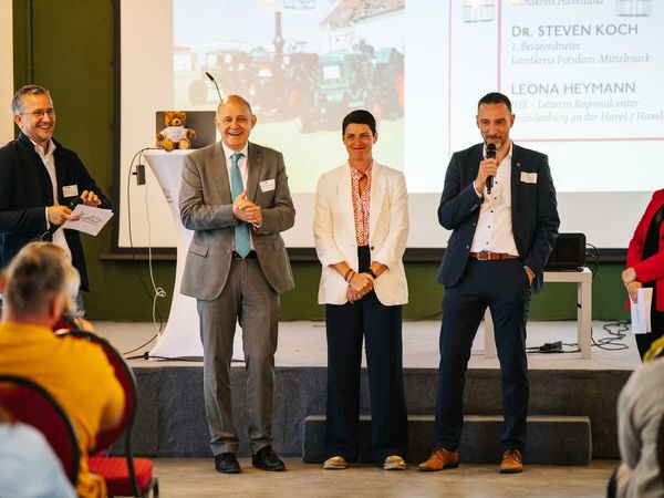 Begrüßung beim Tourismustag Havelland auf dem Domstiftsgut Mötzow durch Landrat Roger Lewandowski, durch den Ersten Beigeordneten Dr. Steven Koch und Leone Heymann IHK Potsdam