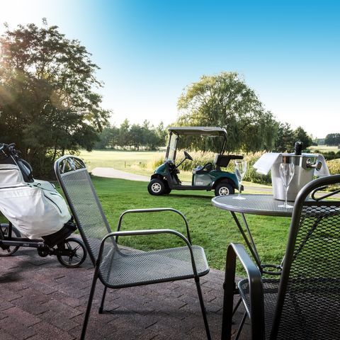 Terrasse mit Golfcaddy GolfResort Semlin