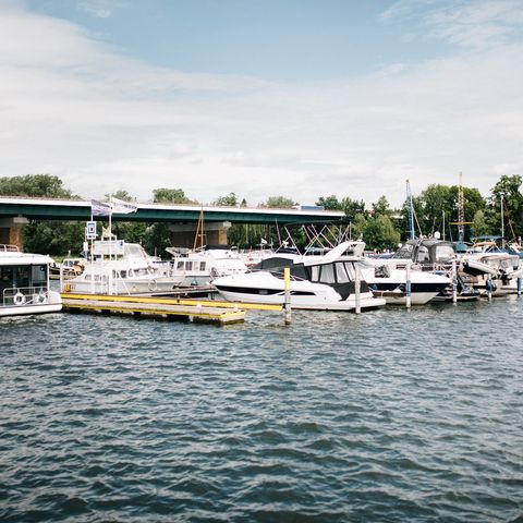 Boote am Anleger im Yachthafen Ringel Werder (Havel)