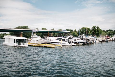 Boote am Anleger im Yachthafen Ringel Werder (Havel)