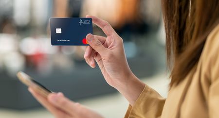 Frau mit Havelland-Card