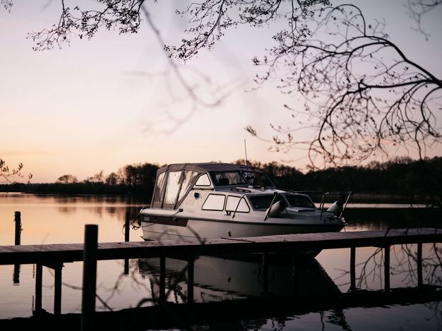 Boot am Anleger in Petzow am Schwielowsee Boot am Anleger in Petzow am Schwielowsee