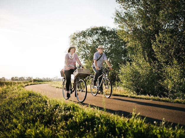 Paar bei einer Radtour auf dem Havel-Radweg