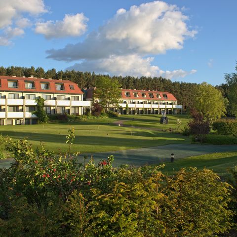 Blick vom Golfplatz auf das GolfResort Semlin