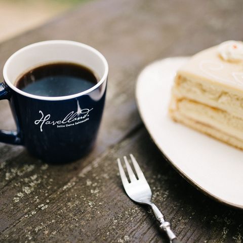 Kaffee aus der Havelland-Tasse und ein Stück Kuchen